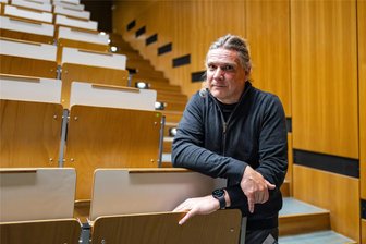 Das ist los in Mittelsachsen: Forensiker gibt Einblick in seine Arbeit und Lebensmittelautomat eröffnet - Dirk Labudde, Professor für Forensik und Bioinformatik an der Hochschule Mittweida, spielte eine entscheidende Rolle im Ofarim-Prozess. Er berichtet darüber im „Salon Original“.