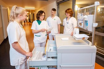 „Das ist mein Traumjob“: Wie fünf Azubis eine halbe Krankenhaus-Station in Plauen wuppen - Teamkonferenz auf Station 57: die Pflegeschüler Nalin Gemeinhard (links) und Lenny Marcel Lösche sowie die Praxisanleiterinnen Andrea Müller und Antje Berthold (rechts).
