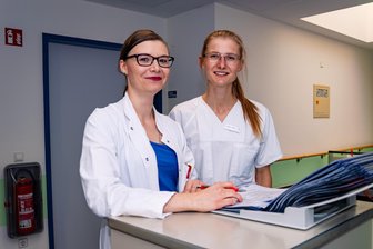 „Das ist meine Miete, um die muss ich mir keine Sorgen machen.“ - Darum zieht es Medizinstudent Eric aufs Land - Maria Weichhold (l.) ist Fachärztin für Innere Medizin und Gastroenterologie am Klinikum Döbeln, wo Stipendiatin Kristin Thate derzeit ein Praktikum absolviert.