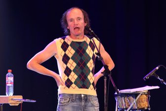 „Das ist mir noch nie passiert“: Olaf Schubert kracht mit dem Nischel gegen sein Mikro – und das Erzgebirge lacht Tränen - Olaf Schubert strapazierte die Lachmuskeln seines Publikums in Aue.