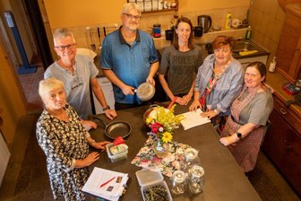 Das ist neu bei den Spitzen-Genusstagen am Wochenende in Plauen - Sie packen an für die Spitzen-Genusstage in Plauen: Dana und Gerd Steffen vom Kleingärtnerverband, Koch Christian Müller sowie die Gastgeberinnen der Handwerkerhöfe, Stefanie, Simone und Bettina (von links).