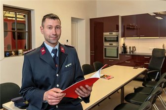 Das ist neu bei der Feuerwehr im kleinen Ort - Daniel Lässig ist neuer Wehrleiter der Ortsfeuerwehr in Zschaagwitz. Er freut sich, dass die Fahrzeughalle einen Anbau erhalten hat - unter anderem mit Schulungsraum - und der Parkplatz neugestaltet wurde. 