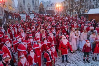 Das ist neu beim Weihnachtsmänner-Treffen in Auerbach - Bilder wie die vom Weihnachtsmännertreffen 2017 soll es dieses Jahr nicht wieder geben. Stattdessen stehen die originellsten, schönsten und fantasievollsten Weihnachtsbilder im Mittelpunkt.