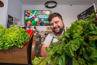 Das ist neu im Regionalware-Laden in Plauen - Henry Morgner stockt das Angebot im Regionalware-Laden jetzt immer donnerstags mit frischem Gemüse auf.