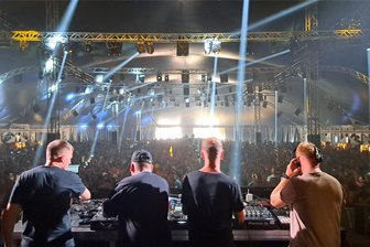 Das ist neu in diesem Jahr beim Sonne-Mond-Sterne-Festival in Saalburg - Das Sonne-Mond-Sterne-Festival zieht alljährlich tausende Besucher an. Die DJ-Duos Die Gebrüder Brett (im linken Bereich des Bildes) und Reche & Recall (rechts abgebildet) werden auch in diesem Jahr wieder mit dabei sein.