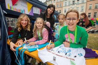 „Das ist nicht zu verkaufen!“: Wie Kinder in Plauen Verantwortung übernehmen und was Erwachsene davon lernen können - Betreuerinnen Janine Zacher und Julia Kotzlaida zusammen mit Stella-Vida, Ida und Sarafina bei der Textilwerkstatt.