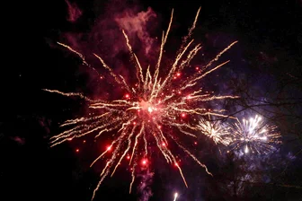 Das ist scharf(f): Wie es kommt, dass ein Pyrotechniker gleich zwei Feuerwerke im Vogtland zündet - Bereits zur Silvesterparty vor zwei Jahren zündete Oliver Scharff in Rodewisch das Feuerwerk, voriges Jahr in Auerbach. In Ellefeld wird das Feuerwerk von Bürgern finanziert.