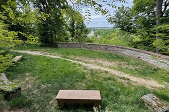 „Das ist schockierend“: Gedenkstele kurz nach dem „Marsch des Lebens“ in Waldenburg zerstört - Unbekannte haben die Gedenkstele am Aussichtspunktes Rotenberg zerstört.
