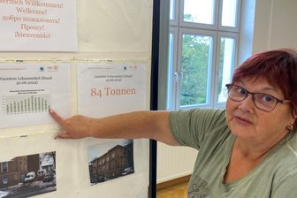„Das ist schon drastisch“: Reichenbacher Tafel bilanziert Rückgang an Lebensmittelspenden - 84 Tonnen im ersten Halbjahr 2024. „Damit liegen wir deutlich unter dem Spendentrend der letzten Jahre“, sagt Tafelchefin Beate Werner - vor einer anlässlich des Tafeltags im Haus der Vereine aufgestellten Infotafel.