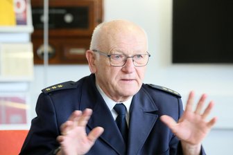 „Das ist schon einmalig“: Neue Erkenntnisse zum Zwickauer Grubenunglück von 1960 - Im Traditionszimmer der Berufsfeuerwehr Zwickau stellt Heinrich Günnel die Ergebnisse seiner intensiven Recherchen zum Grubenunglück von 1960 vor.