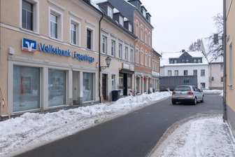 „Das ist schon traurig“ – Bank kehrt Stadt im Erzgebirge endgültig den Rücken - Die Filiale der Volksbank am Markt in Schlettau ist schon lange dicht. Nun hat das Kreditinstitut auch noch den SB-Standort in dem Haus aufgegeben.
