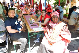„Das ist sonst nicht so“: Buntes Gartenfest im „Bunten Haus“ Freiberg - Beim Gartenfest im „Bunten Haus“ Freiberg feierten am Samstag auch Ramatu (r.) und ihre Freunde.