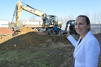 „Das ist wie ein Märchen“: Firma investiert im Erzgebirge mehr als zwei Millionen Euro in Neubau - Jeannette Scholz, Mitarbeiterin bei der Firma Gantner in Zwönitz, hat den Moment des Spatenstichs festgehalten.