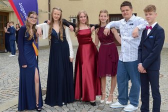 „Das ist wie Schulanfang für Große“: Was die Jugendweihe jungen Vogtländern bedeutet - Die Achtklässler der Scholl-Oberschule gehörten am Samstag zu den ersten Jugendweihlingen der Region.