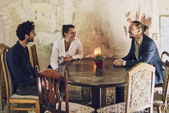 „Das ist wirklich der Wahnsinn“: Kulturbahnhof Leisnig kann dank Spenden weiter saniert werden - Alireza Rismanchian, Kathryn Döhner und Christoph Schönbeck (v. l.) sind froh darüber, dass weitergebaut werden kann.