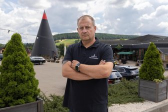 „Das ist wirklich schlimm“: Doppelte Zubringer-Sperrung im Erzgebirge bringt Gewerbetreibende in Not - Das Räucherkerzenland Crottendorf, im Bild Chef Mirko Paul, spürt die Folgen der Zubringer-Sperrungen.