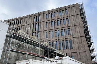 „Das ist zeitgemäße Architektur“: Warum ein Zwickauer Architekt das neue WHZ-Technikum lobt - An der Ostseite des neuen WHZ-Technikums am Ring ist das Gerüst bereits abgebaut worden. Seitdem ist die Klinkerfassade an dem 26 Meter hohen Gebäude gut sichtbar.