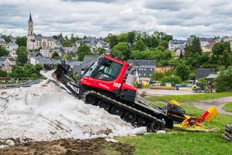 Das ist zum Kindertag im Raum Aue und Schwarzenberg los: Schnee-Spaß, Familientour und Kinderfest - Etwa 1000 Kubikmeter Schnee sind vom letzten Winter bei Wurzelrudis Erlebniswelt in Eibenstock übrig. Jetzt wird damit vor allem den Kindern am kommenden Wochenende eine besondere Gaudi vorbereitet.