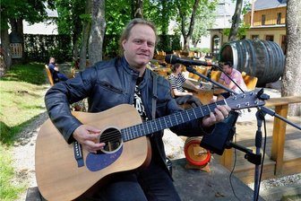 Das ist zur Fête de la Musique in Annaberg-Buchholz los - Georg-Stefan Seidl alias George Martin – hier 2020 in Zwönitz – ist auch wieder bei der Fête de la Musique dabei.