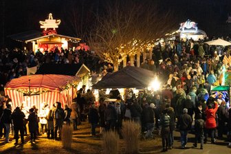 Das ist zwischen den Jahren im Erzgebirge los: Innernachtsparty, Wintermarkt und Lichtlfahrten - Der Oelsnitzer Wintermarkt zieht – wie hier 2024 – Jahr für Jahr zahlreiche Besucher an.
