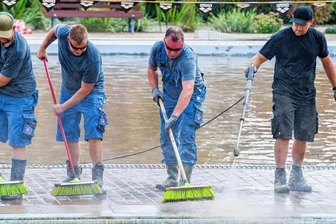 Das Jahr in fünf Nachrichtenfotos - Von jetzt auf gleich machte Starkregen Anfang September aus Straßen Schlammflüsse. Mancherorts fielen in Minuten 50 Liter Wasser pro Quadratmeter. Erwischt hatte es Burkhardtsdorf, Gornsdorf und den Chemnitzer Stadtrand; besonders schlimm betroffen war Adorf. Dort riss die Schlammwelle mit, was im Weg war: Autos, ein Dixiklo, Mülltonnen und Möbelstücke. Im Burkhardtsdorf ergoss sich an jenem Septembertag eine Schlammwelle vom Feld ins Freibad. Der Regen hatte die knochentrockenen Böden der Felder ringsum ausgewaschen. Einen Tag nach der Flut folgte das große Aufräumen und Säubern (Foto). Dabei packten im Freibad freiwillige Helfer an. Am Beckenrand kehrten und kärcherten Mitarbeiter einer Chemnitzer Firma, auch die Chemnitzer Wasserballer und das Schwimmteam waren zum Helfen da.