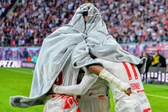 Das Jubelgespenst von RB Leipzig und der Mann hinter dem Sportfoto des Jahres - Sachsens Sportfoto des Jahres 2022: Timo Werner (rechts) von RB Leipzig bildet nach seinem 2:0 gegen Leverkusen mit Dominik Szoboszlai (Mitte) und Christopher Nkunku das prämierte Jubelgespenst.