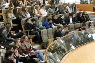 Das Jugendwort steht fest: "fly sein" macht das Rennen - Seit 2008 lässt der Langenscheidt-Verlag das "Jugendwort des Jahres" küren.