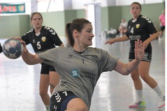 Das kam unerwartet: Schneebergs Handballerinnen starten mit Remis in die Saison - Schneebergs Melanie Martin – hier beim Sparkassencup in Zwönitz – gelangen zum Saisonstart bei der HSG Neudorf/Döbeln vier Tore.