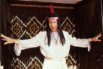 „Das Kanu des Manitu“ kommt am Donnerstag in die Kinos - Wie problematisch ist der Kinohit „Der Schuh des Manitu“ heute? - Schwule Klischees prallen auf „Indiander“-Klischees: Michael „Bully“ Herbig als Winnetouch im Erfolgsfilm „Der Schuh des Manitu“.