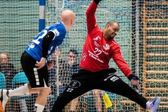 "Das kennen wir ja schon" - Auf verlorenem Posten: Auch HSG-Keeper Tino Hensel musste sich zuletzt im Spiel bei Concordia Delitzsch immer wieder geschlagen geben und den Ball aus den Maschen holen. 