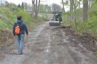 „Das Kirchbachtal ist nahezu entwaldet“: Was der Borkenkäfer zwischen Oberschöna und Oberreichenbach angerichtet hat - Seit einer Woche setzen Bauarbeiter die Straße zwischen Oberreichenbach und Oberschöna instand. Fußgänger können passieren, für Autos ist sie gesperrt.
