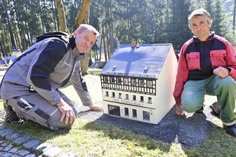 Das Klein-Vogtland erwacht - und experimentiert mit 3D-Druck - Kay Wagner (links) und Rico Schaller an der Alten Stadtapotheke in Adorf.