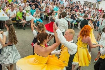Das kleine Dorf Auerbach wächst über sich selbst hinaus - Das Festzelt war jederzeit gut gefüllt, die Stimmung super. Hier traten unter anderen die Yellow Boogie-Dancers aus Zwönitz auf. 