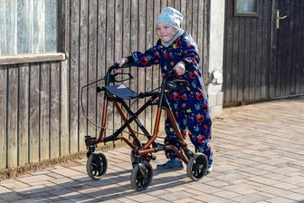 Das kleine Wunder aus dem Vogtland: Der schwerkranke Jakob lernt Laufen - Noch nutzt Jakob einen Rollator aus der Verwandtschaft. Ein neuer, der mitwächst, ist bei der Krankenkasse beantragt. Dass der Junge überhaupt läuft, sei ein Wunder, sagen die Eltern.