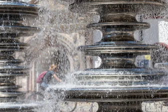 „Das Klima in Chemnitz in 30 Jahren würde man heute in Norditalien vermuten“ - Wasser spudelt aus dem Marktbrunnen in Chemnitz. Das Klima der Stadt werde in 30 Jahren dem von heute in Städten Norditaliens ähneln, sagen Forscher.