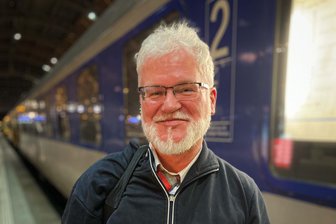 „Das Klima ist rauer geworden“: Was ein Zugbegleiter in den letzten Jahren im RE6 zwischen Chemnitz und Leipzig erlebt hat - Nimmt langsam Abschied vom "Hogwartsexpress" - Thomas Abel machte schon seine Ausbildung auf den alten Zügen der Reichsbahn.