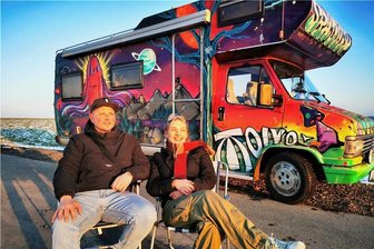 Das knallbunte Wohnmobil: Wer damit seinen Traum im Vogtland lebt - Egal, wo Carla Echtermeyer und René Simon haltmachen - ihr Peugeot J5 zieht alle Blicke auf sich. Perspektivisch soll das Design ihres rollenden Zuhauses in Richtung Meeres-Optik wechseln. 