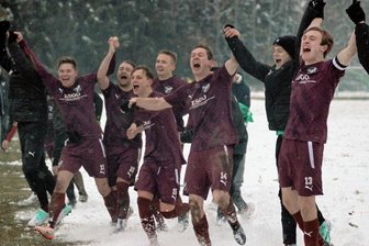 "Das kommt nicht überraschend" - Allen Grund zum Jubeln hat man derzeit in Irfersgrün. Nach dem 1:0-Sieg im Spitzenspiel gegen den VfB Schöneck feierten die Spieler mit ihren Fans. Der Vorsprung des BSV auf den VfB beträgt jetzt 17 Punkte.