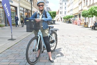 „Das Kopfsteinpflaster ist noch das geringste Übel“ – Warum sich Radfahrer in Freiberg gefährdet fühlen - Anett Zschoke aus Freiberg fährt täglich mit dem Rad vom Wasserberg zum Geschwister-Scholl-Gymnasium. Die Lehrerin kritisiert die wenigen Radwege im Stadtgebiet und die mangelnde Rücksichtnahme im Straßenverkehr.