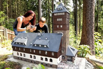 Das kostet nicht die Welt: Fünf Tipps für schöne und günstige Ferien im Erzgebirge - Sehenswerte Schauanlage: Modelle von Berggasthof und Aussichtsturm auf dem Bärenstein gehören zu den gut 100 Exponaten der Heimatecke am Seifenbach in Waschleithe.