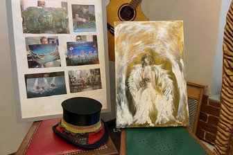 Das Kulturcafé präsentiert: Drei Engel für Kirchberg - Im Kirchberger Kulturcafé halten drei Engel Einzug. Im Schaufenster sind in den nächsten Wochen weitere Kopien von Attila Szabos Bildern zu sehen.
