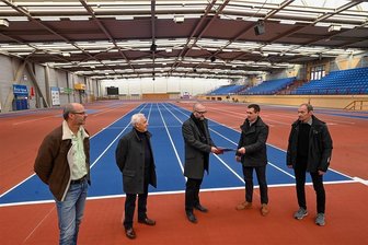 Das läuft: Millionen für die Chemnitzer Leichtathletik - Im Chemnitzer Sportforum in der Leichtathletik-Mehrzweckhalle, die derzeit für 1,68 Millionen Euro saniert wird, von links: Vereinsgeschäftsführer Thomas Schönlebe, Vereinspräsident Peter Seifert, Andreas Schumann vom Sächsischen Innenministerium, Sportamtsleiter Roger Rabenhold und Stadtsportbund-Chef Heiko Schinkitz.