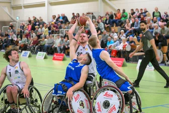 Das lachende Auge gewinnt: Warum RB Zwickau der Auftaktniederlage Positives abgewinnen kann - Am Ende war es trotz der erwarteten Niederlage eine solide Leistung von RB Zwickau. Aaron Hirst (am Ball) konnte nicht nur sieben Punkte erzielen, sondern traf auch den einzigen Dreier für die Westsachsen.
