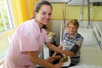 Das Lächeln von Giovana - Wie eine Brasilianerin am Kreiskrankenhaus Freiberg heimisch wurde - Giovana (l.) kam aus Brasilien nach Freiberg, um hier am Kreiskrankenhaus als Pflegefachkraft zu arbeiten.
