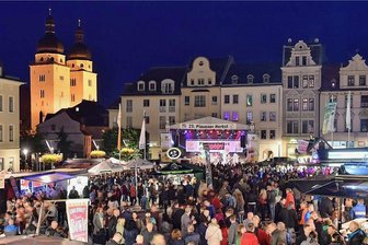 Das läuft beim Plauener Frühling - Der Plauener Frühling sorgt stets für viel Publikum auf dem Altmarkt. 