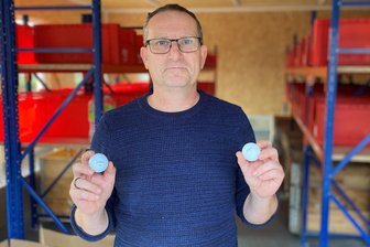 Das Lakeballs-Modell: Gebrauchte Golfbälle aus Augustusburg als Geheimtipp für Sparfüchse - Ingo Neuber in seiner neuen Lagerhalle in Augustusburg. Im Winterhalbjahr kommen die gespielten Golfbälle an und werden nach verschiedenen Qualitätsmerkmalen sortiert.