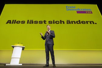 Das Land braucht eine liberale Partei – aber braucht es die FDP? - Liegen die Liberalen im politischen Sterbebett? Der Vorsitzende Chrstian Lindner ruft zum Kampf. Foto: Arnulf Hettrich/imago