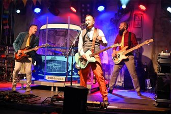 Das Landeserntedankfest in Mittweida in Bildern: So schön war der Auftakt - Die Ostrock-Band B-1000 am Freitag auf der Bühne Weberstraße.