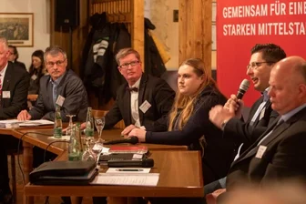 Das Landrats-Rennen ist eröffnet: Fakten, Zusagen, Luther-Sprüche - BVMW-Chef-Volkswirt Hans-Jürgen Völz als Moderator und die Bewerberschar (von links): Uwe Drechsel (parteilos), Thomas Fiedler (SPD), Janina Pfau (Die Linke), Thomas Hennig (CDU) und Roberto Rink (AfD) streben die Nachfolge von Landrat Rolf Keil (CDU) an.