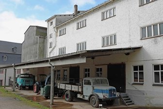 Das Landwirtschaftsmuseum in Blankenhain eröffnet sein 85. Gebäude - Die Schrotmühle öffnet erstmals für Besucher ihre Türen. Die Szene vor dem Objekt mit den parkenden Fahrzeugen wurde nachgestellt. Die Autos gehören zur Schau.